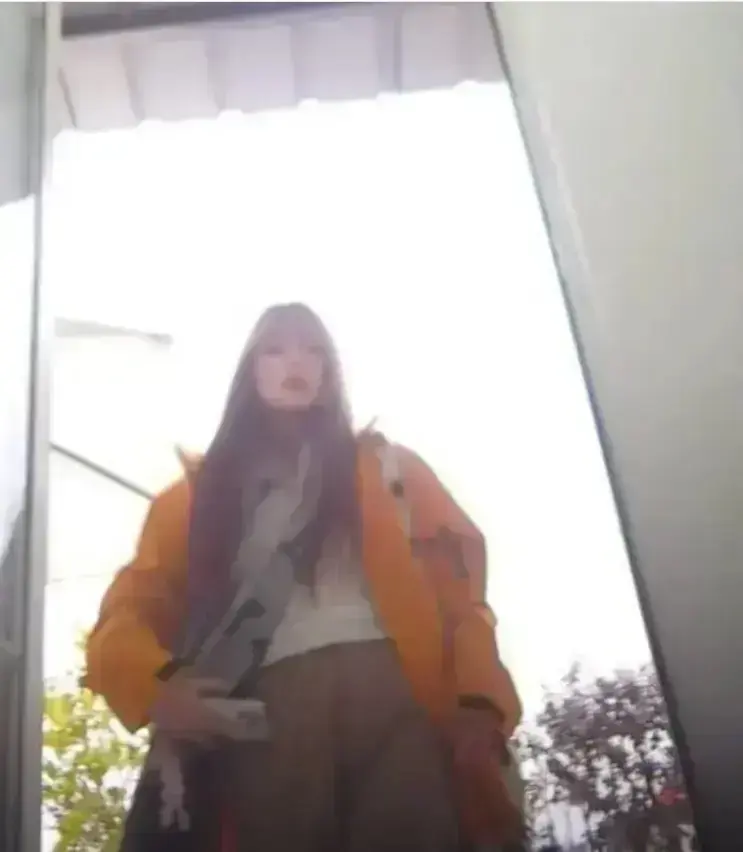 《黄色冲锋衣木木厕所被偷拍》原视频高清完整版免费在线播放-黄色冲锋衣木木厕所被偷拍无删减全程观看-深度还原事件始末了解全貌