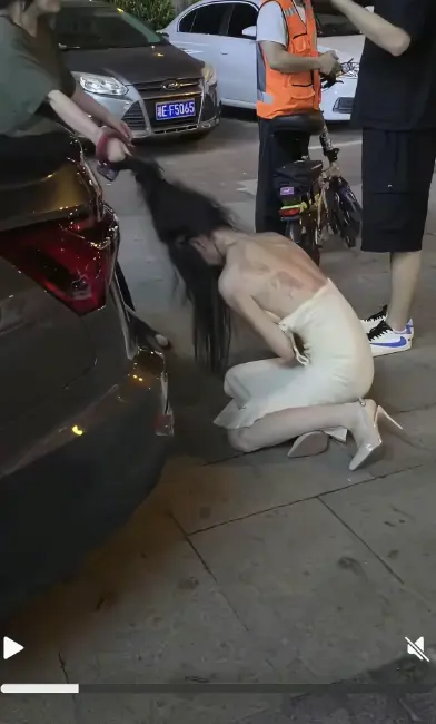 《白裙女子被抓头发跳河》事件全记录在线观看-湘E车牌白裙女子被揪头发跳河后续-小三疑云始末一分钟到十分钟完整版