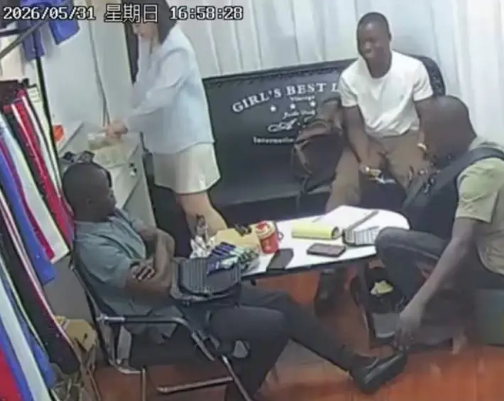 《三个黑人买衣服》监控视频完整版-美女老板娘全程应对无删减-三英战吕布八分钟高清播放